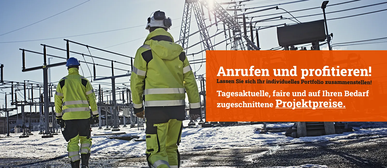 Mann läuft im Schnee mit High-Visibility Kleidung