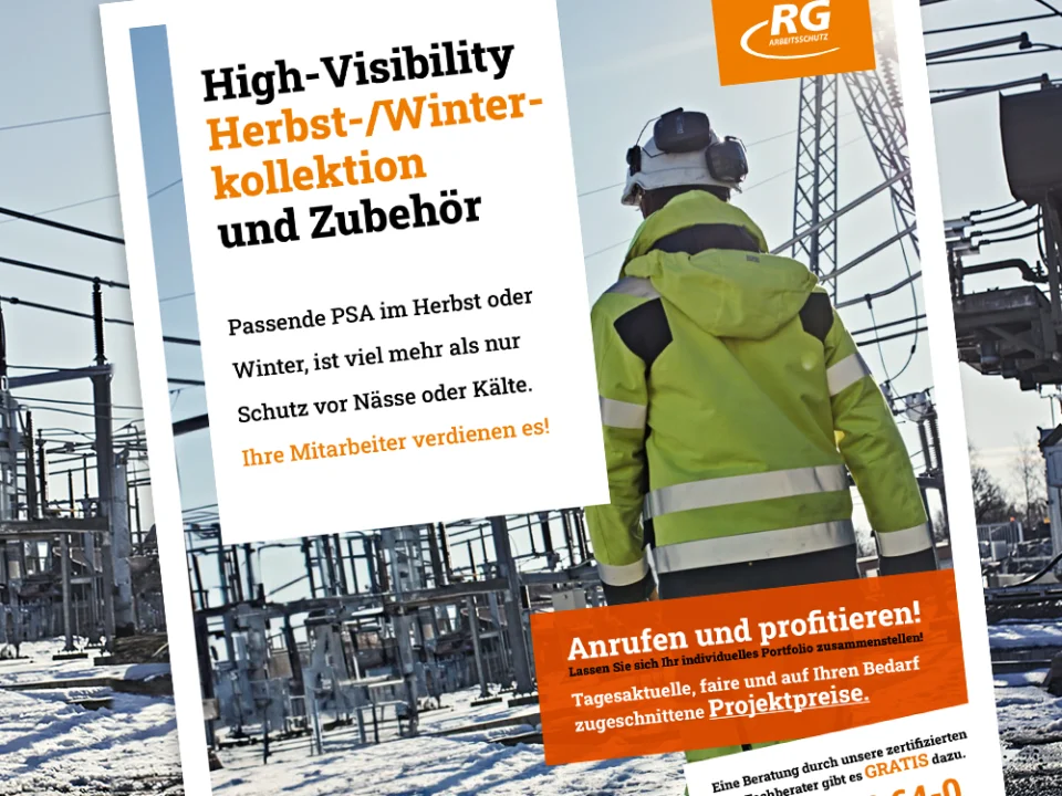 Mann läuft im Schnee mit High-Visibility Kleidung
