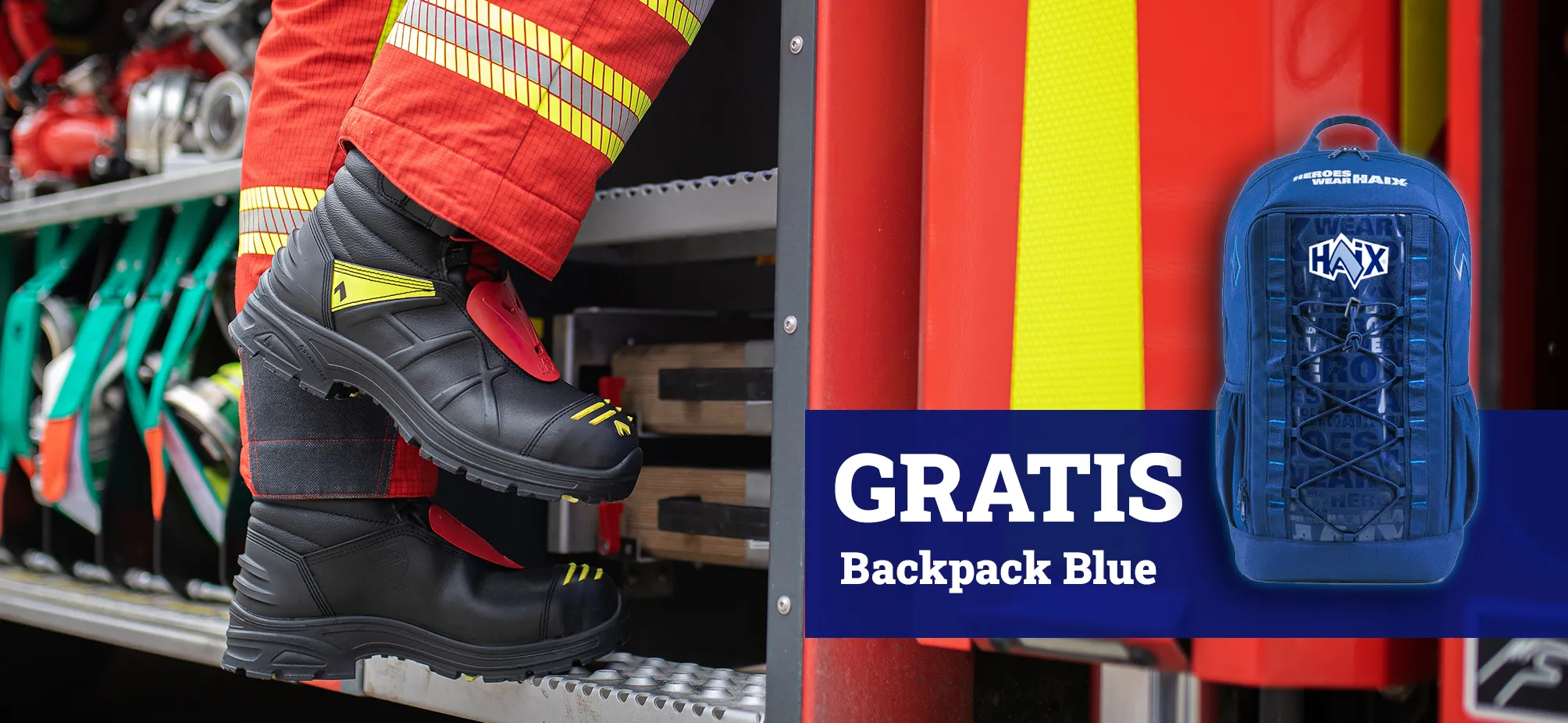 Feuerwehrstiefel auf einer Trittleiter eines Feuerwehrautos und ein Angebpt für einenRucksack von Haix. Back Pack Pro