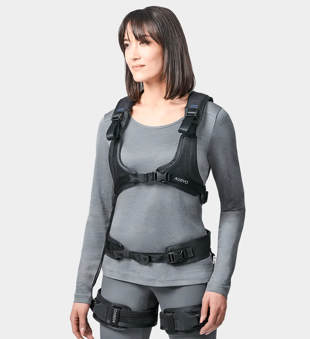 Frau mit einem Exoskelett von vorne