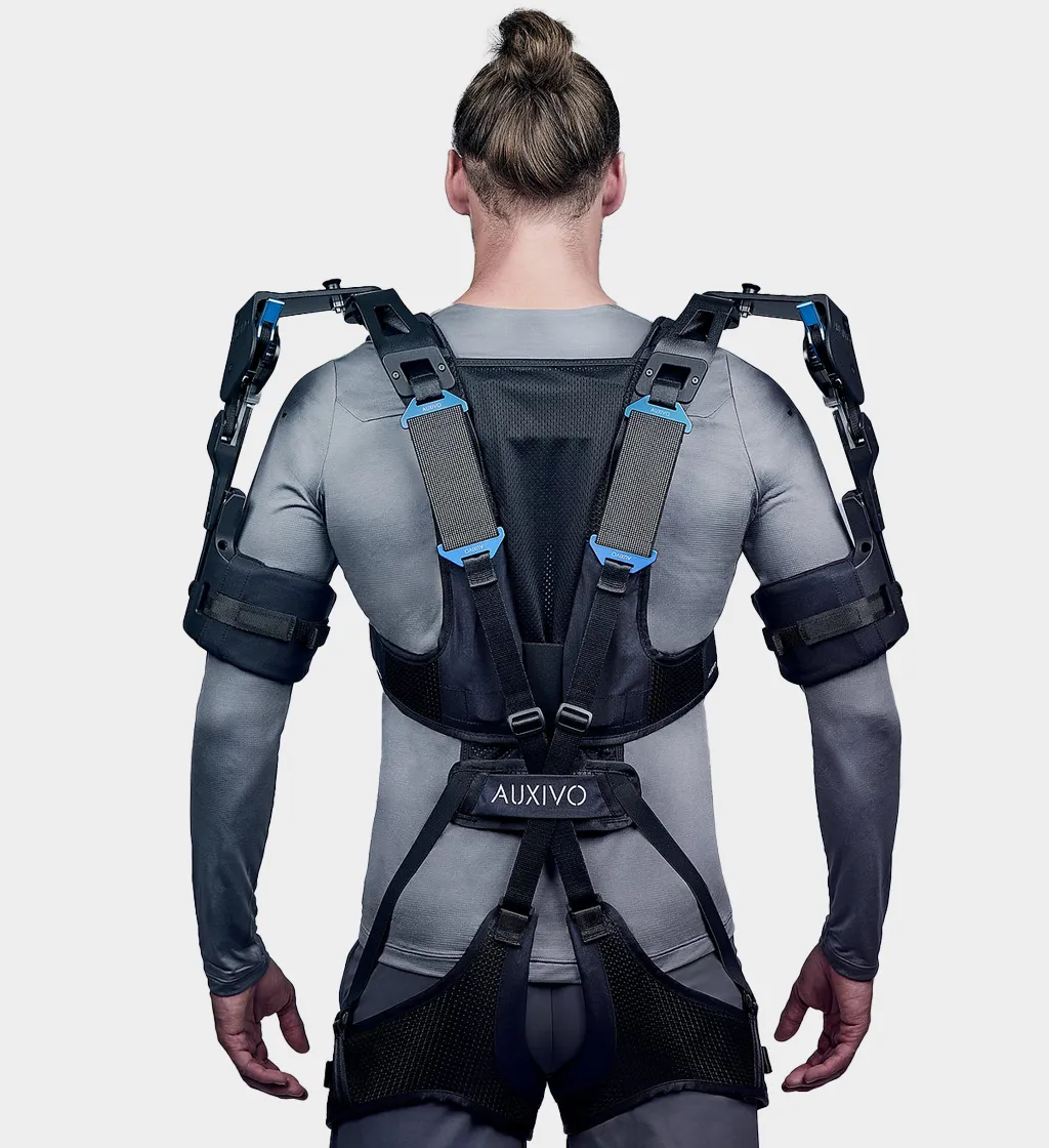 Mann von hinten. Trägt Exoskelett