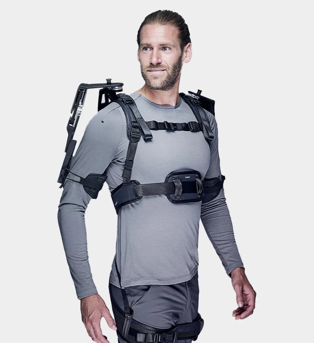 Mann mit einem Exoskelett von vorne