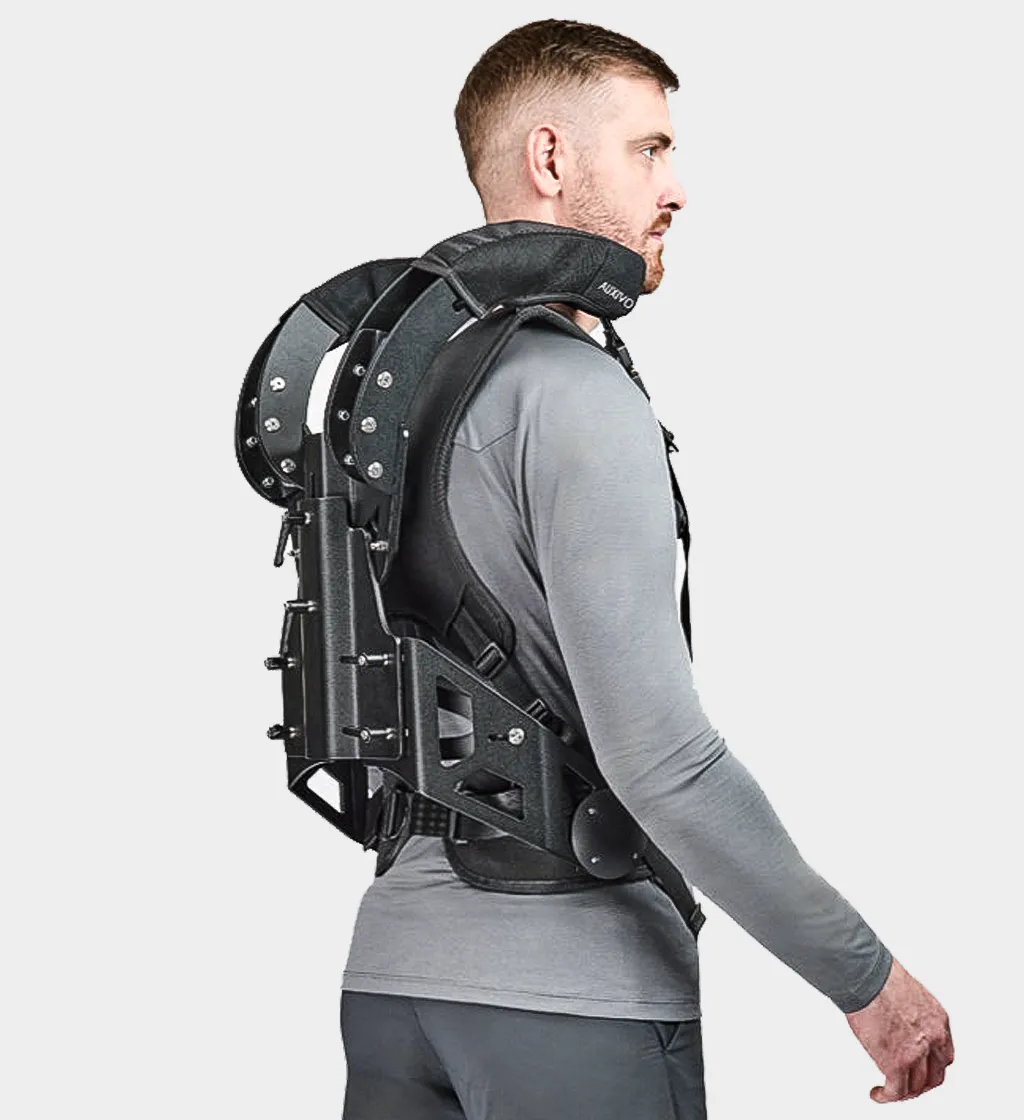 Mann mit Exoskelett seitlich von hinten
