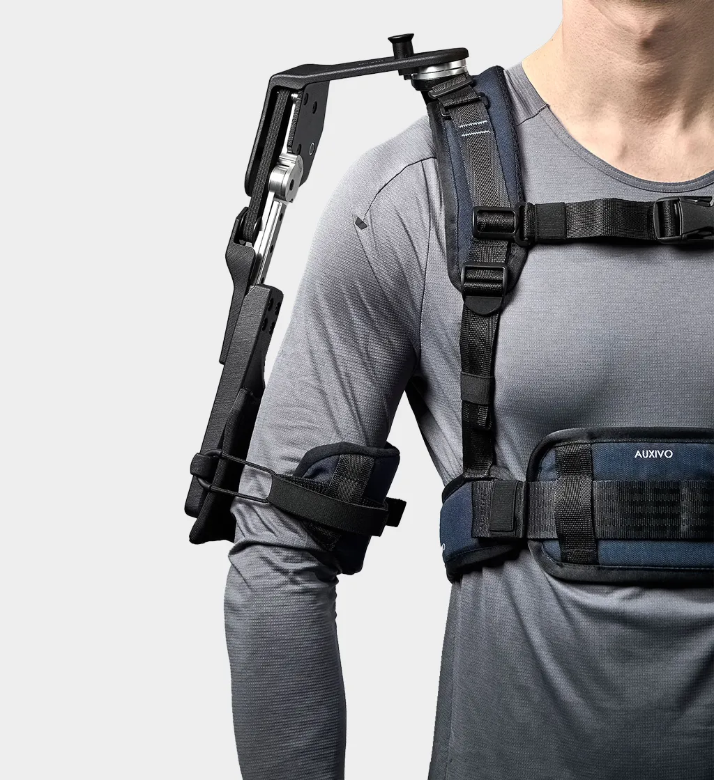 Mann mit einem Exoskelett von vorne