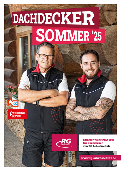 Zwei Dachdecker in sommerlicher Berufsbekleidung 2025 von RG Arbeitsschutz vor einer Blockhütte – Dachdecker Sommer ’25